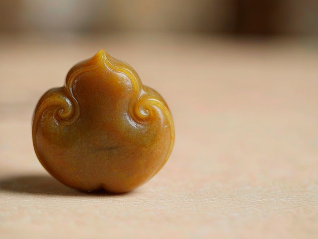 高邮南门大街那只玉镯，羊脂白玉和青白玉到底差在哪
