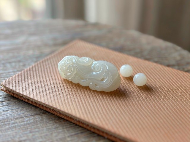 兴义黄草街道里听来的说法，万峰林边捡的石头十有八九不是玉